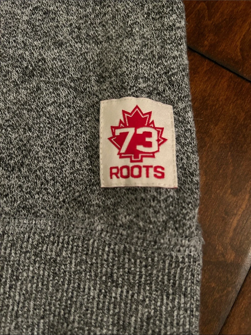 Canada shortsleeve heathered grey sweatshirt - size M (7-8 yrs) 135/68